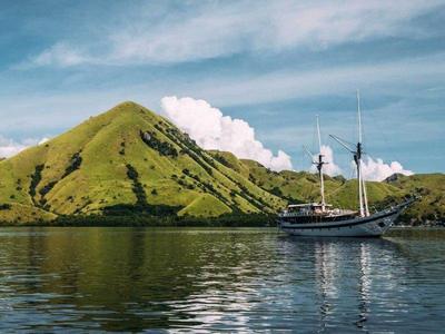 A boat on the sea of Flores Island