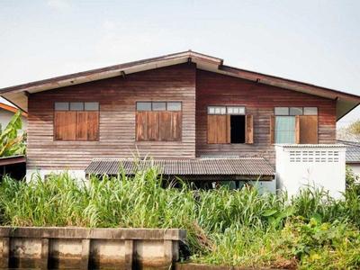 A wooden house in the Thonburi Klong area