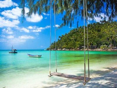 A wooden swing by the beach of Koh Phangan