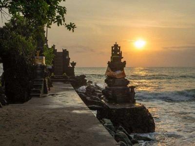 Batu Bolong Temple with sunset view