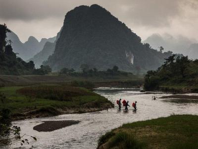 beautiful river hike Hang Tien Cave Exploration