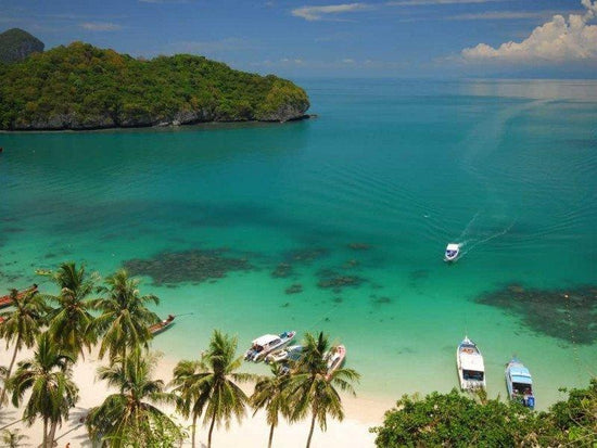 Boat driving towards the beach in Angthong Marine Park
