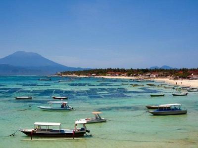 Boats stopping near the shore of Nusa Lembongan in Bali