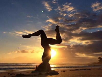 Doing-yoga-in-the-beach