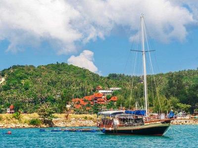 Fishing boat sailing out in Koh Pangan