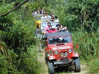 Group of 4WD expedition in Jeram Besu