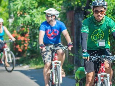 Local guide and tourists cycling around Chiang Mai city
