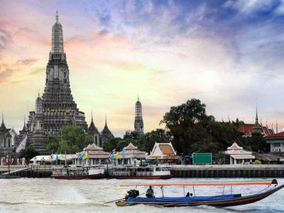 The Wat Arun temple beside Chao Phraya River