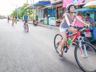 Tourists cycling past the streets of Bangkok