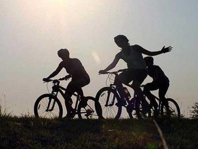 Tourists cycling under the sunny weather in Bang Kachao