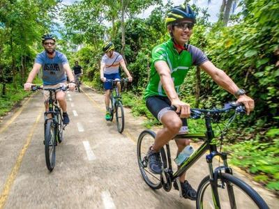 Tourists cyling around Bang Krachao