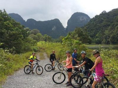 Tourists stopping by the river to take photo at Bau