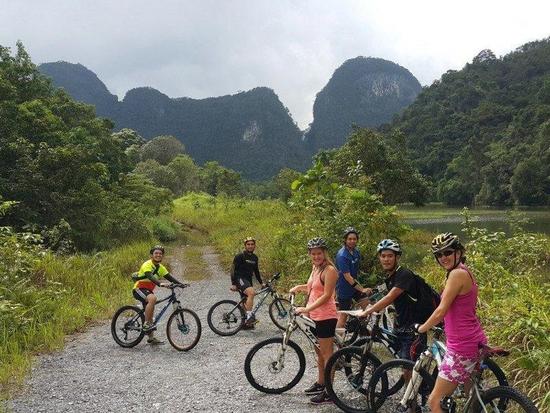 Tourists stopping by the river to take photo at Bau