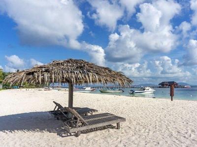 White sandy beach at Mabul Island